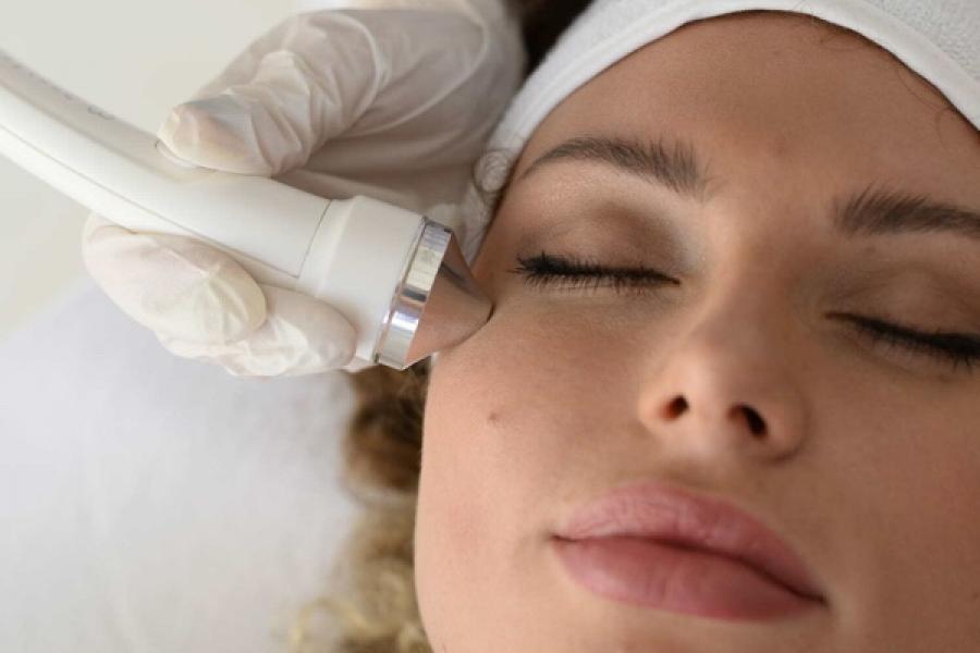 HYDRO-DERMABRASION  C'est le soin qui vous fait une peau neuve.